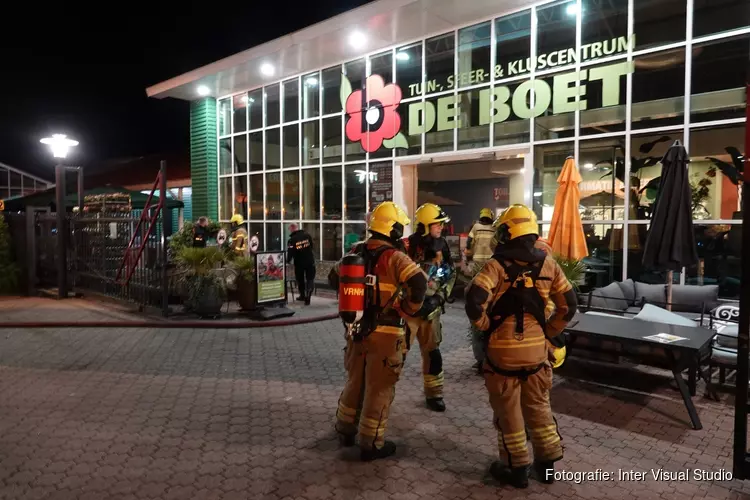 Dieren gered tijdens brand in tuincentrum Hoogwoud