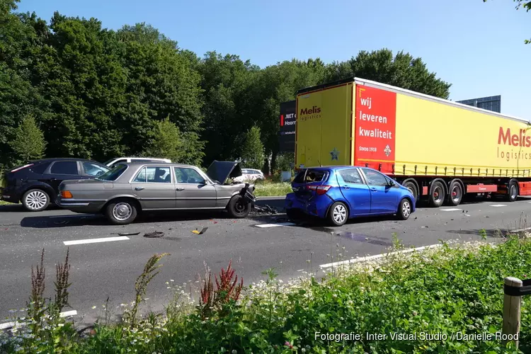 Twee auto&#39;s in botsing met vrachtwagen op Provincialeweg