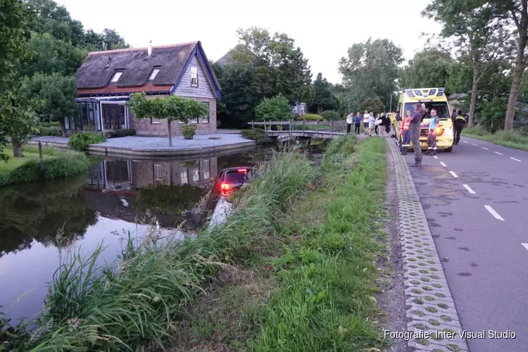 Auto te water in Berkhout na &#39;uitwijkmanoeuvre&#39;