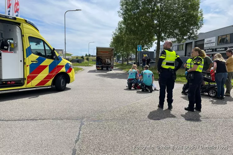 Scootmobiel-bestuurder en fietser botsen op elkaar in Enkhuizen