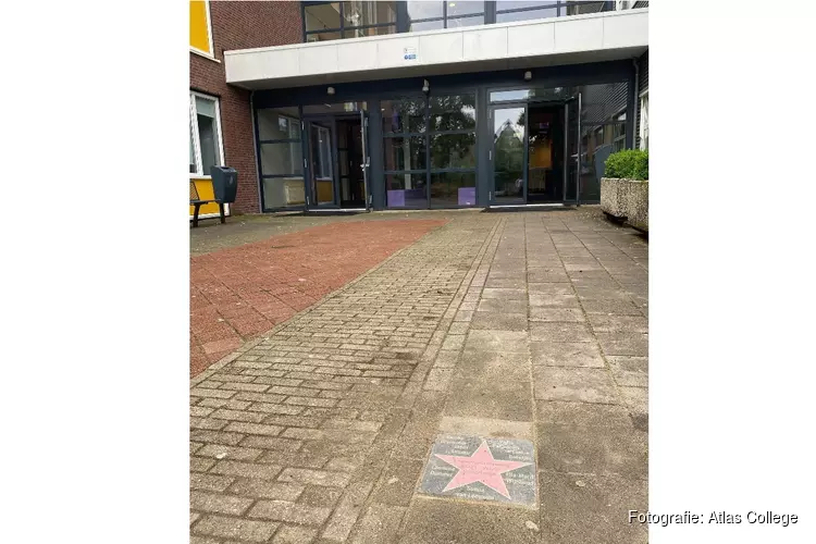 Hollywood Walk of Fame ster op schoolplein Copernicus SG in Hoorn