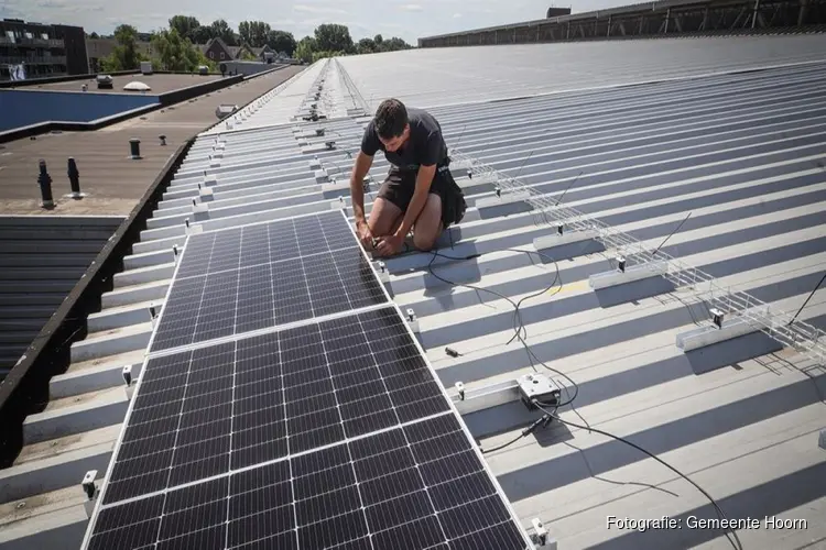 Zonnepanelen op dak ijsbaan de Westfries