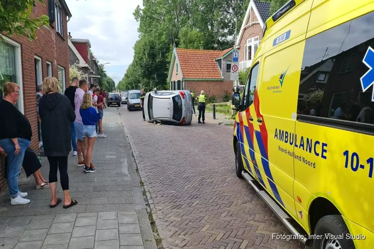 Auto op zijn kant bij ongeluk in Opmeer