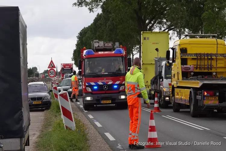 Botsing tussen drie voertuigen in Wognum