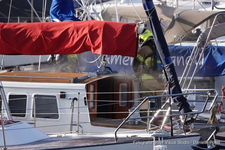 Brand op bootje in jachthaven Enkhuizen