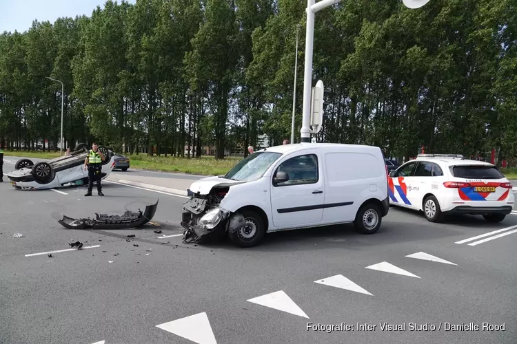 Auto op de kop bij ongeluk op provinciale weg in Zwaagdijk