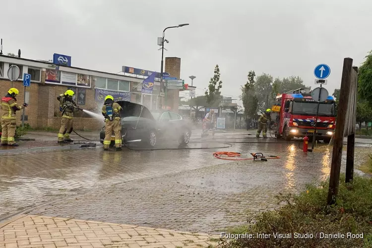 Auto in brand vlak voor station Bovenkarspel