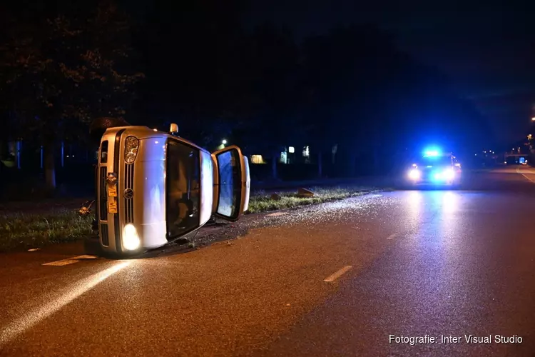 Auto op zijn kant bij ongeval in Hoorn