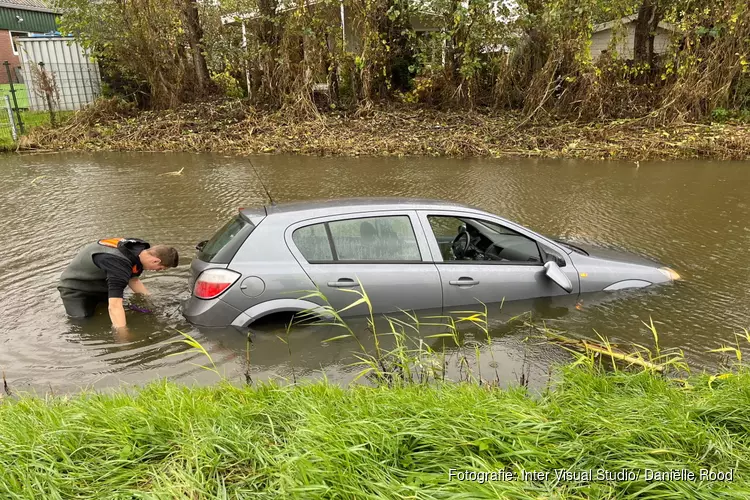 Auto te water langs de Venneweg in Berkhout