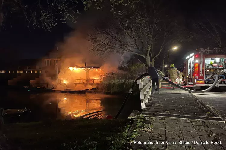 Grote brand naast woning in Enkhuizen