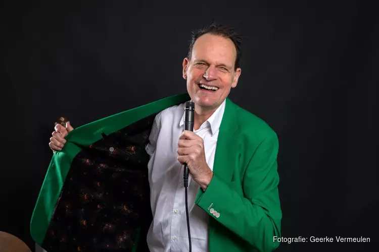 Cabaretier Vincent Bijlo geeft eindejaarsconference in Spanbroek:  "Humor brengt meer dan ooit verlichting"