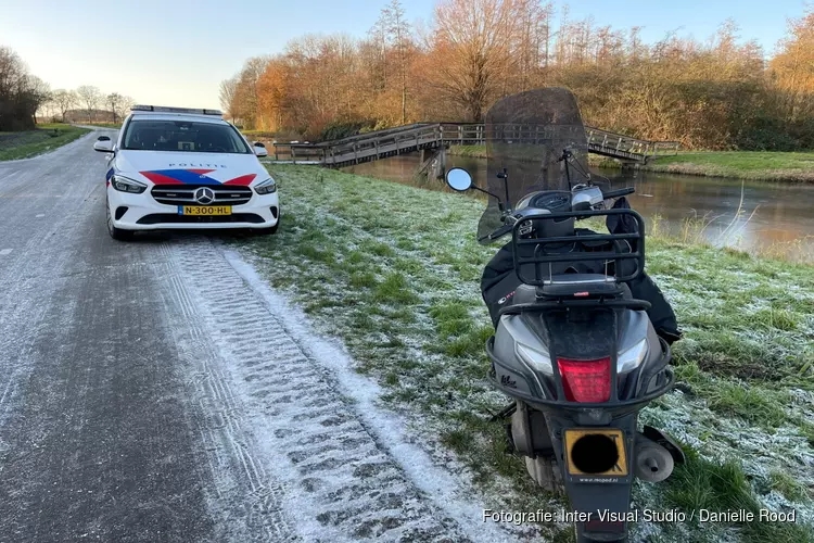 Scooterrijdster gevallen door gladheid in Bovenkarspel.