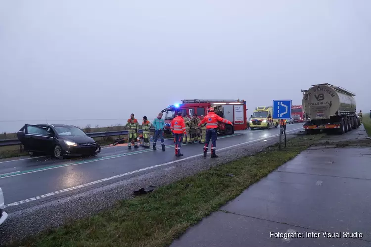 Botsing tussen automobilist en vrachtwagen op Markerwaarddijk