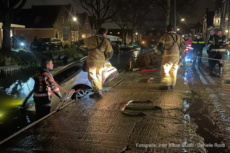 Auto te water in Enkhuizen, niemand aangetroffen