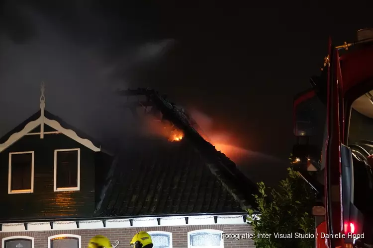 Flinke brand bij stolpboerderij in Wognum