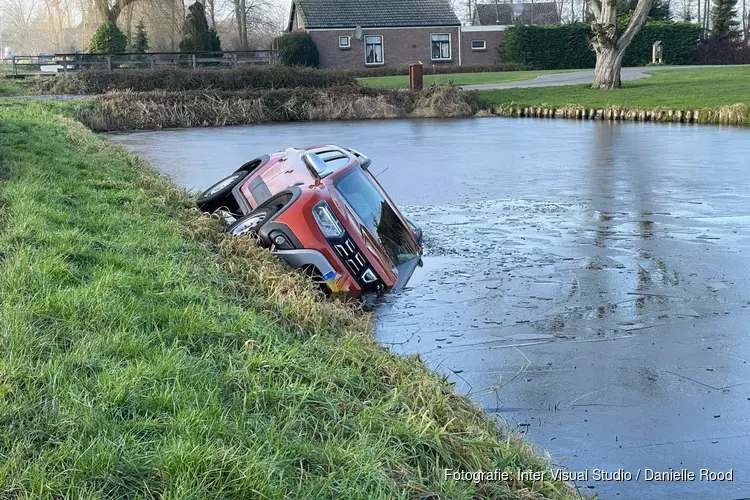 Handrem vergeten: auto te water in Berkhout