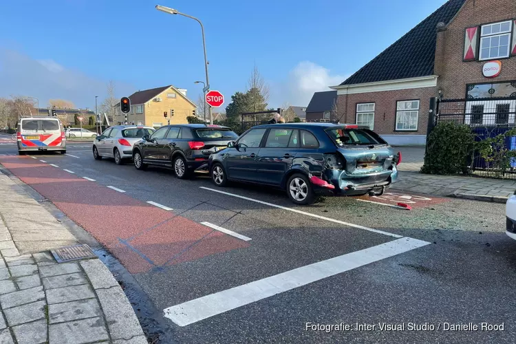 Aanrijding met vier auto&#39;s voor stoplicht in Zwaag