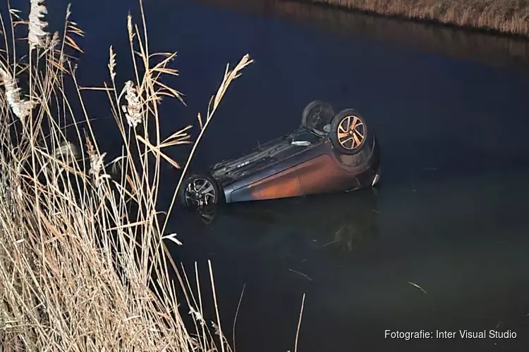 Auto te water bij Avenhorn, bestuurder ongedeerd