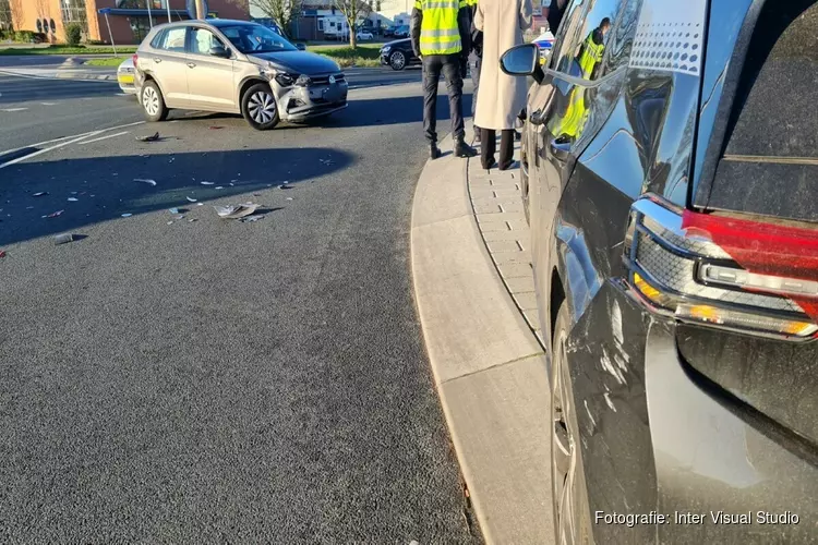 Botsing met schade op rotonde in Obdam