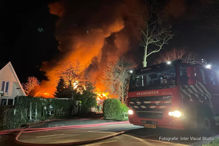 Grote uitslaande brand in Schellinkhout