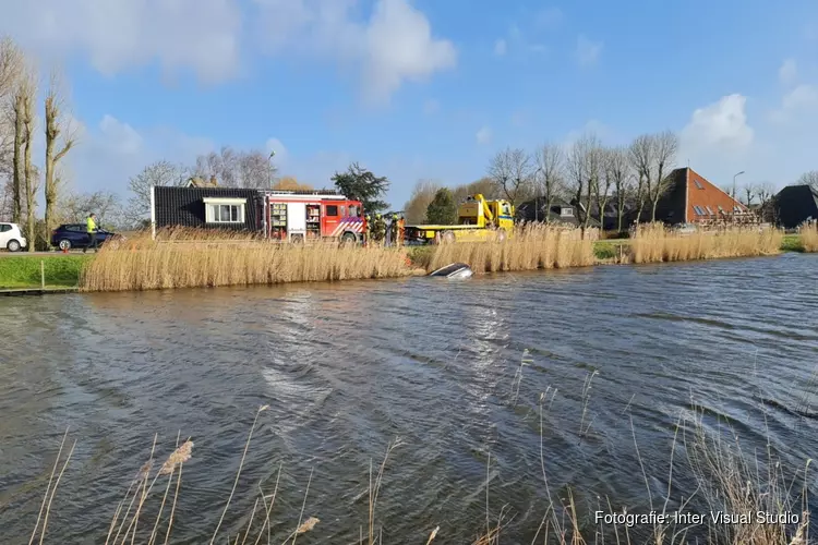 Auto te water gereden in Ursem, bestuurder ongedeerd