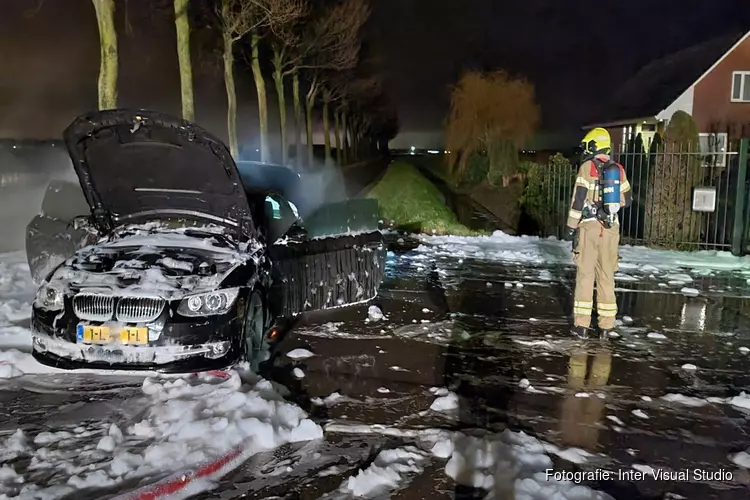 Auto vliegt in brand tijdens het rijden in Opperdoes