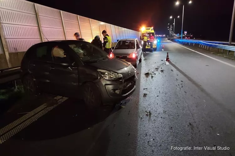 Automobilist tegen vangrail gereden bij Zwaag