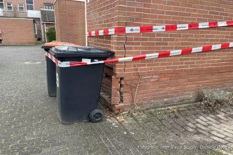 Auto rijdt tegen woning aan in Zwaag