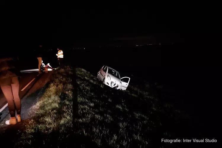 Automobiliste maakt stuurfout op Zuiderdijk in Schellinkhout