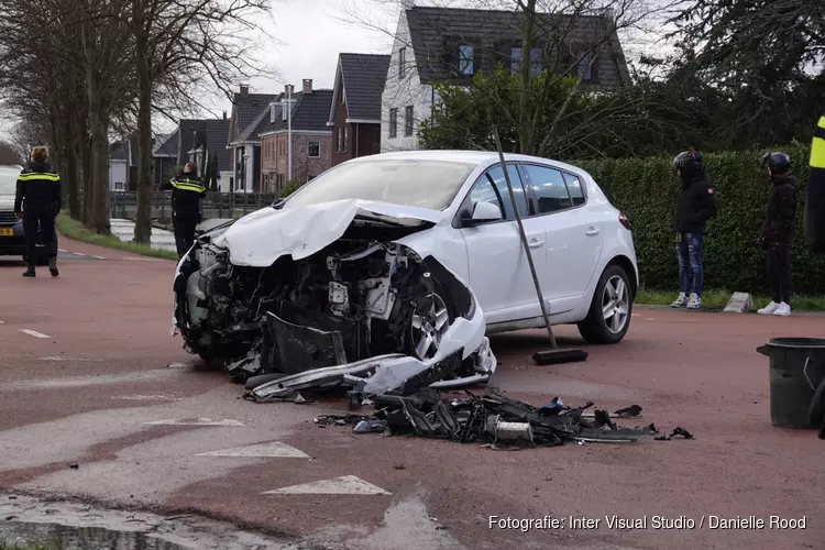 Auto te water door botsing in Zwaag