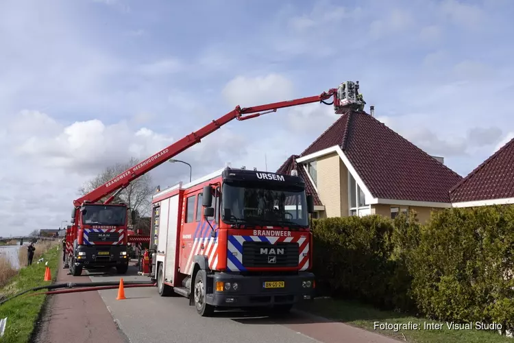 Schoorsteenbrand bij woning in Ursem