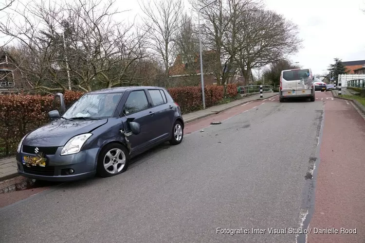 Taxi en auto botsen in Andijk