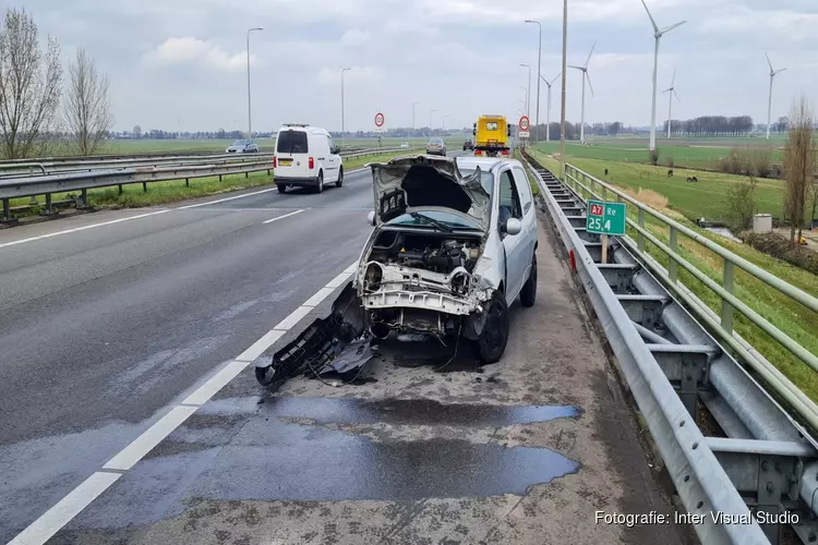 Auto in vangrail op A7 na uitwijkmanoeuvre