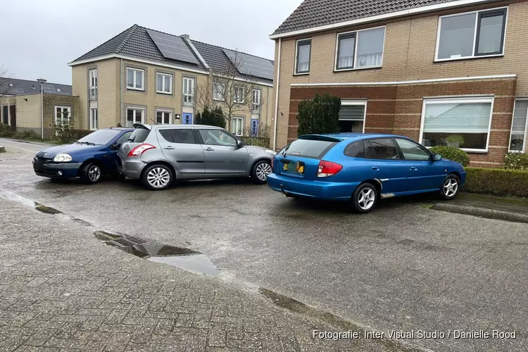 Brokkenpiloot beschadigt auto&#39;s bij uitparkeren