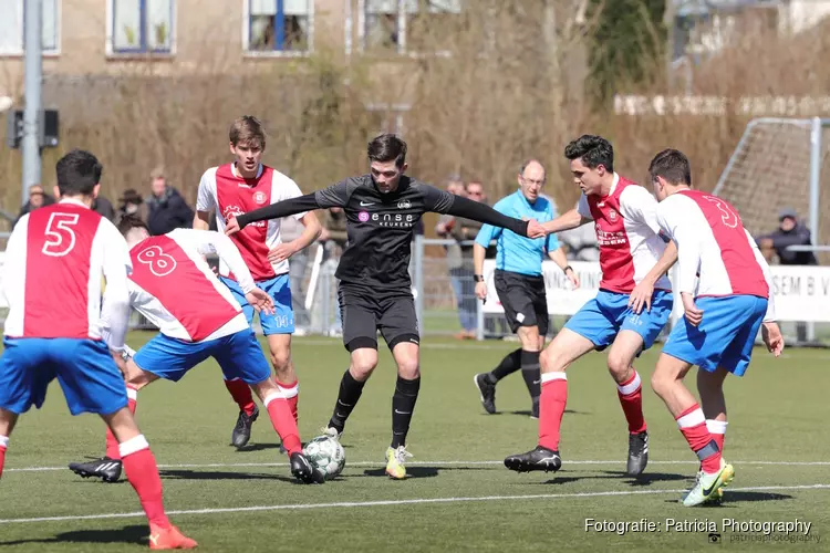 Always Forward (zon) klopt SC Dynamo. Zaterdagploeg te sterk voor Reiger Boys