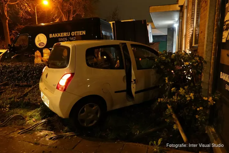 Auto tegen woning gereden in Hoorn