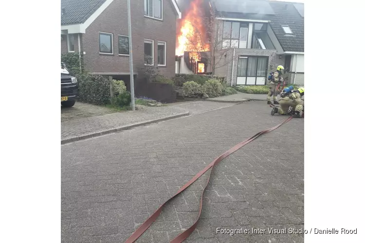 Brand in schuur in Medemblik, slaat over naar woning