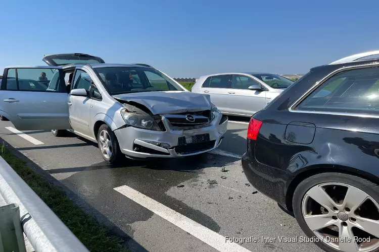 Vier auto&#39;s betrokken bij ongeluk in Enkhuizen