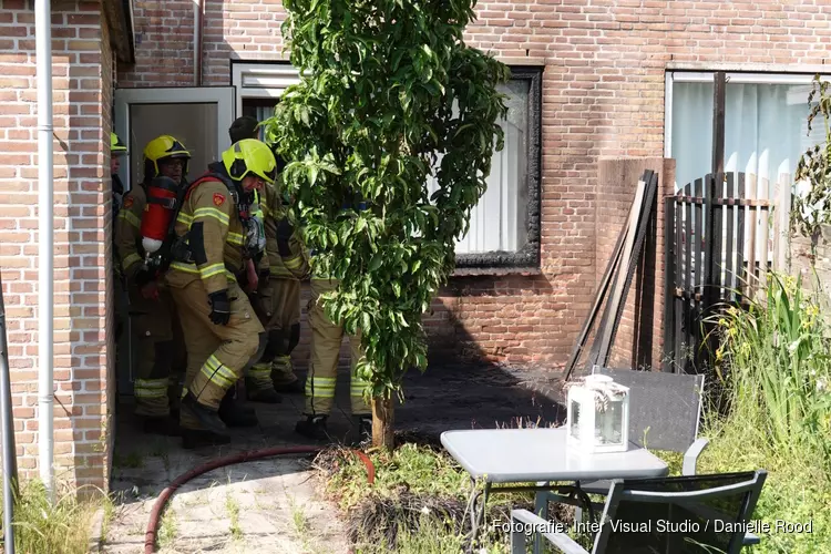 Korte buitenbrand in achtertuin in Grootebroek