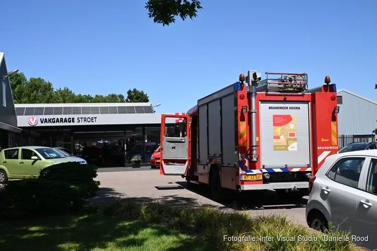 Brand in autogarage in Zwaag