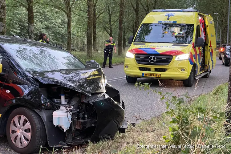 Auto tegen boom bij eenzijdig ongeval in Blokker