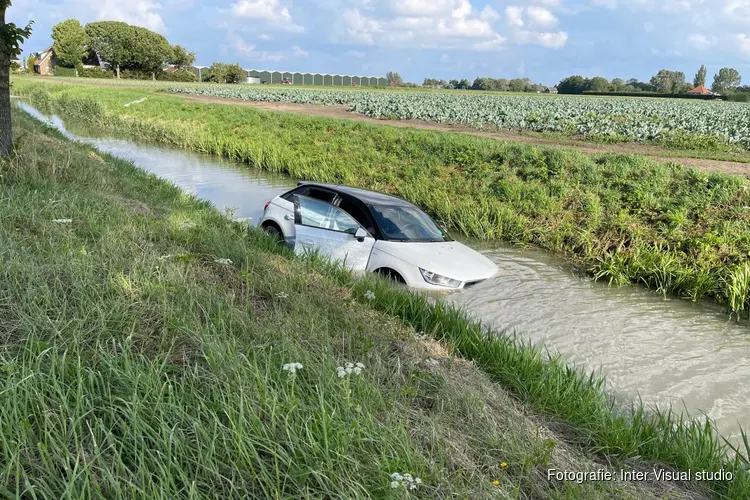 Auto eindigt in sloot in Venhuizen