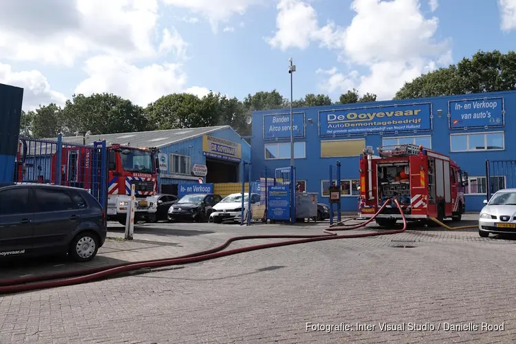 Zes mensen ademen rook in bij brand in garage in Oosterblokker