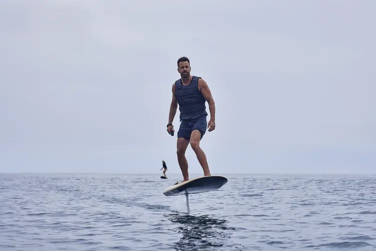 Vliegen boven water met elektrische surfplank van HydroFlyte