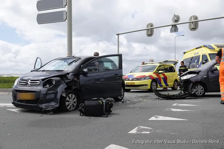 Twee auto&#39;s botsen op N505 in Enkhuizen