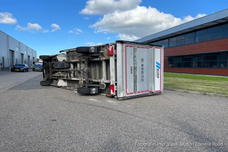 Bakwagen gekanteld in Zwaagdijk-Oost