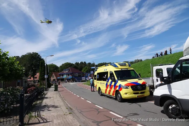 Fietser zwaargewond bij ongeval in Wervershoof, automobilist doorgereden