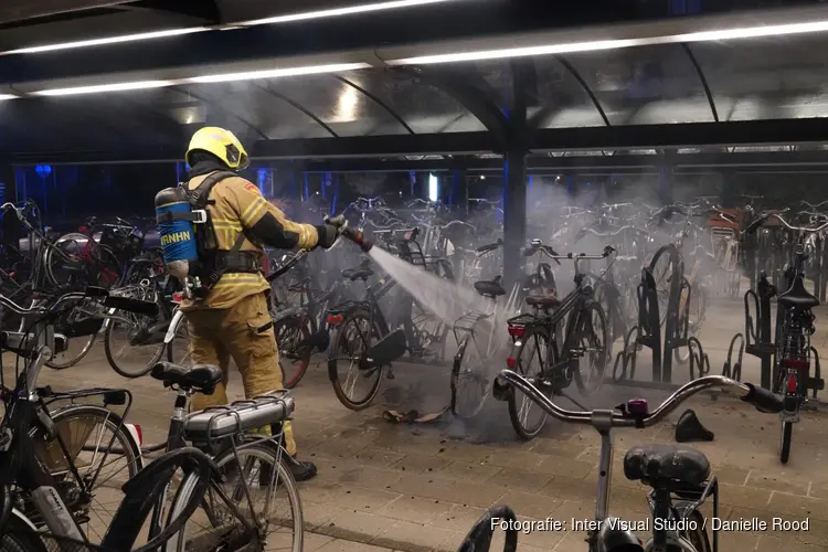 Fiets in brand bij station Enkhuizen