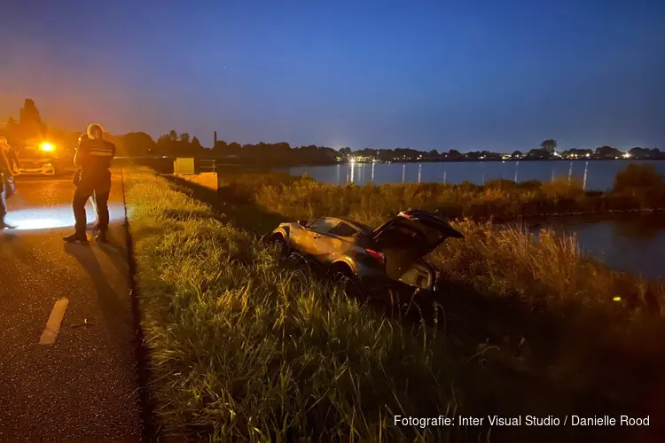 Auto rijdt van dijk bij Venhuizen, bestuurder mogelijk onder invloed
