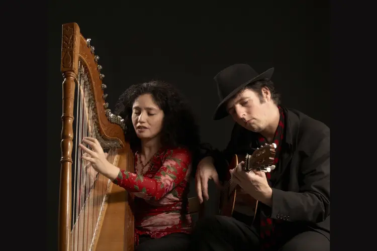 Harp gitaar duo Claudia y Manito in Berkhouterkerk